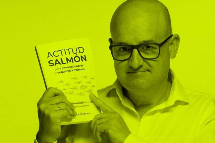 Entrevista a Alex Ochoa de Aspuru sobre su libro 'Actitud Salmón' y cómo mejorar los resultados de un negocio actuando a contracorriente